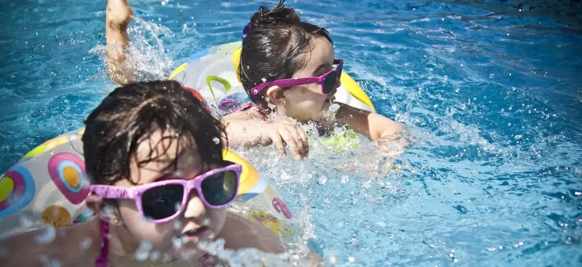Bezpieczeństwo dzieci nad basenem. Kluczowe zasady, których każdy rodzic powinien przestrzegać