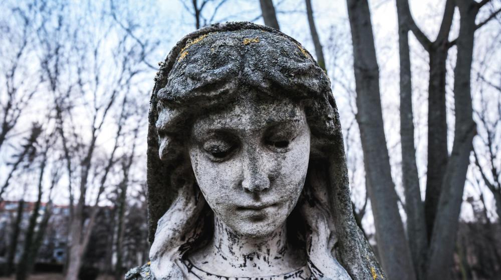 Halloween straszy, Dziady wzruszają, a Święto Zmarłych łączy - jak zmienił się nasz sposób na kontakt z duchami