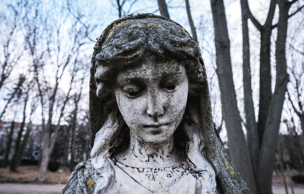 Halloween straszy, Dziady wzruszają, a Święto Zmarłych łączy - jak zmienił się nasz sposób na kontakt z duchami