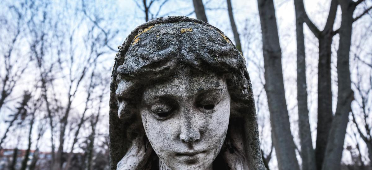 Halloween straszy, Dziady wzruszają, a Święto Zmarłych łączy - jak zmienił się nasz sposób na kontakt z duchami