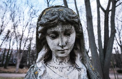 Halloween straszy, Dziady wzruszają, a Święto Zmarłych łączy - jak zmienił się nasz sposób na kontakt z duchami