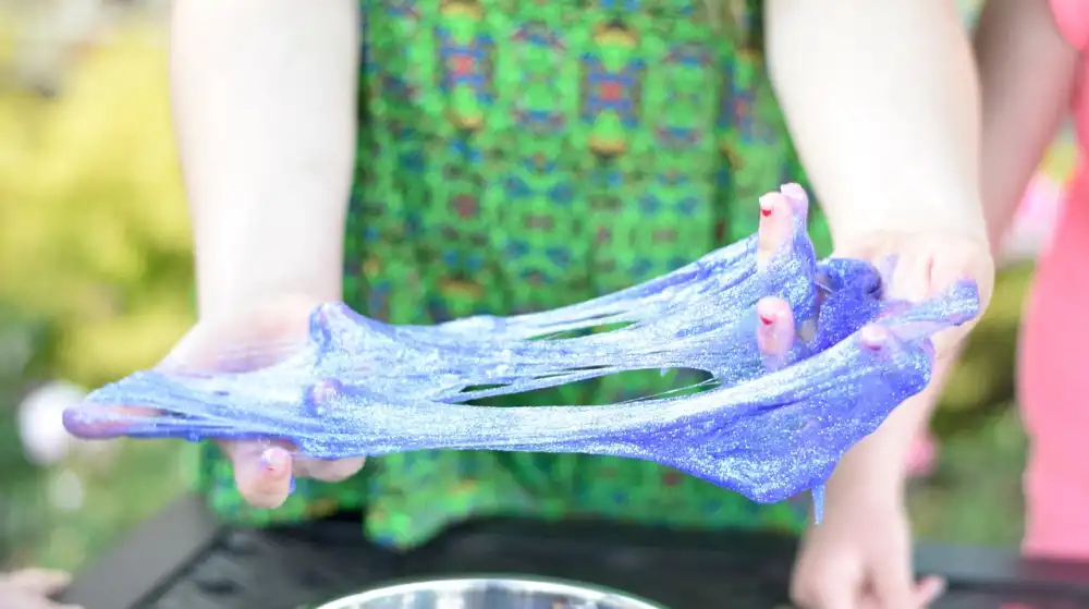 Jak zrobić slime w domu? Przepisy na masę plastyczną ze skrobi ziemniaczanej