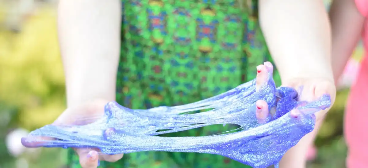 Jak zrobić slime w domu? Przepisy na masę plastyczną ze skrobi ziemniaczanej