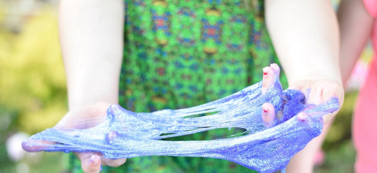 Jak zrobić slime w domu? Przepisy na masę plastyczną ze skrobi ziemniaczanej