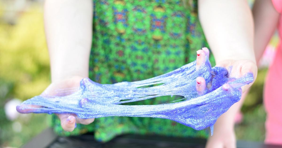 Jak zrobić slime w domu? Przepisy na masę plastyczną ze skrobi