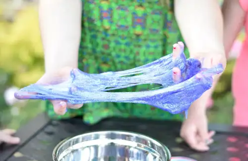 Jak zrobić slime w domu? Przepisy na masę plastyczną ze skrobi ziemniaczanej