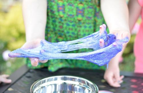 Jak zrobić slime w domu? Przepisy na masę plastyczną ze skrobi ziemniaczanej
