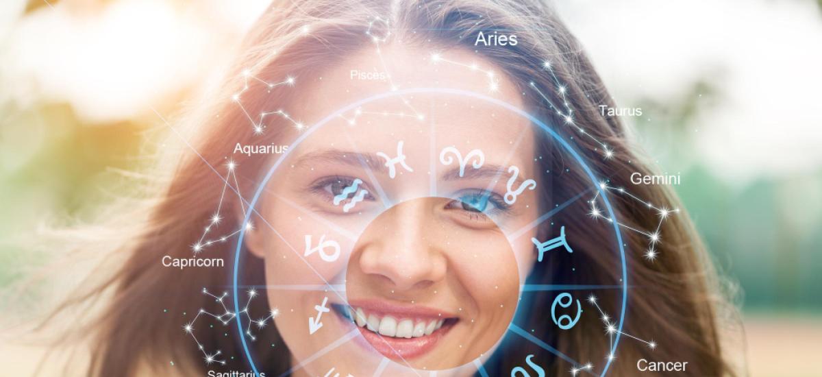 Uśmiechnięta kobieta na tle koła zodiaku i gwiazdozbiorów