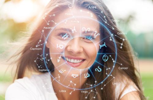 Uśmiechnięta kobieta na tle koła zodiaku i gwiazdozbiorów