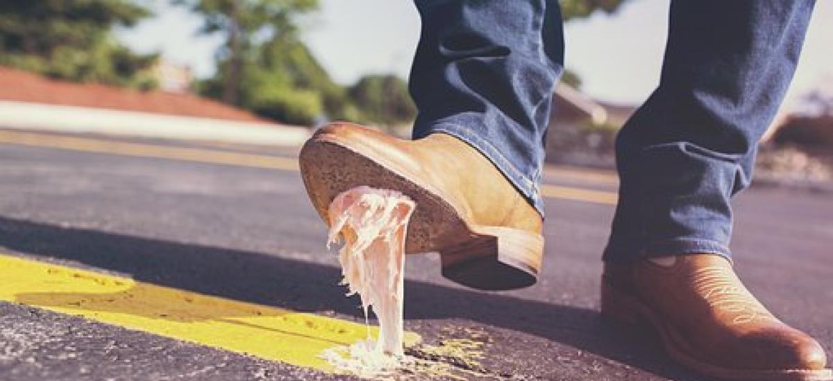 Sposoby na odczepienie gumy z ubrań