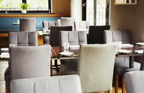 Jak wybrać idealne krzesła tapicerowane do salonu?